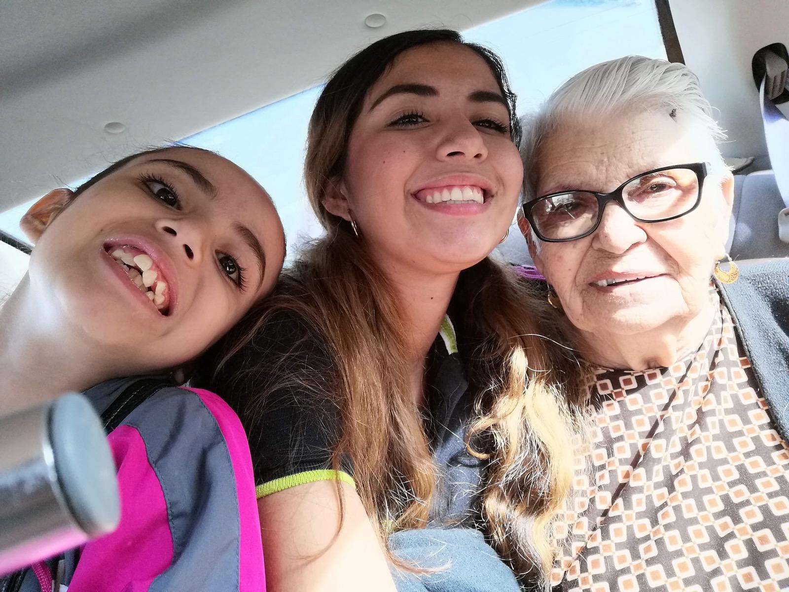 Elsa en una fotografía familiar dentro de un auto