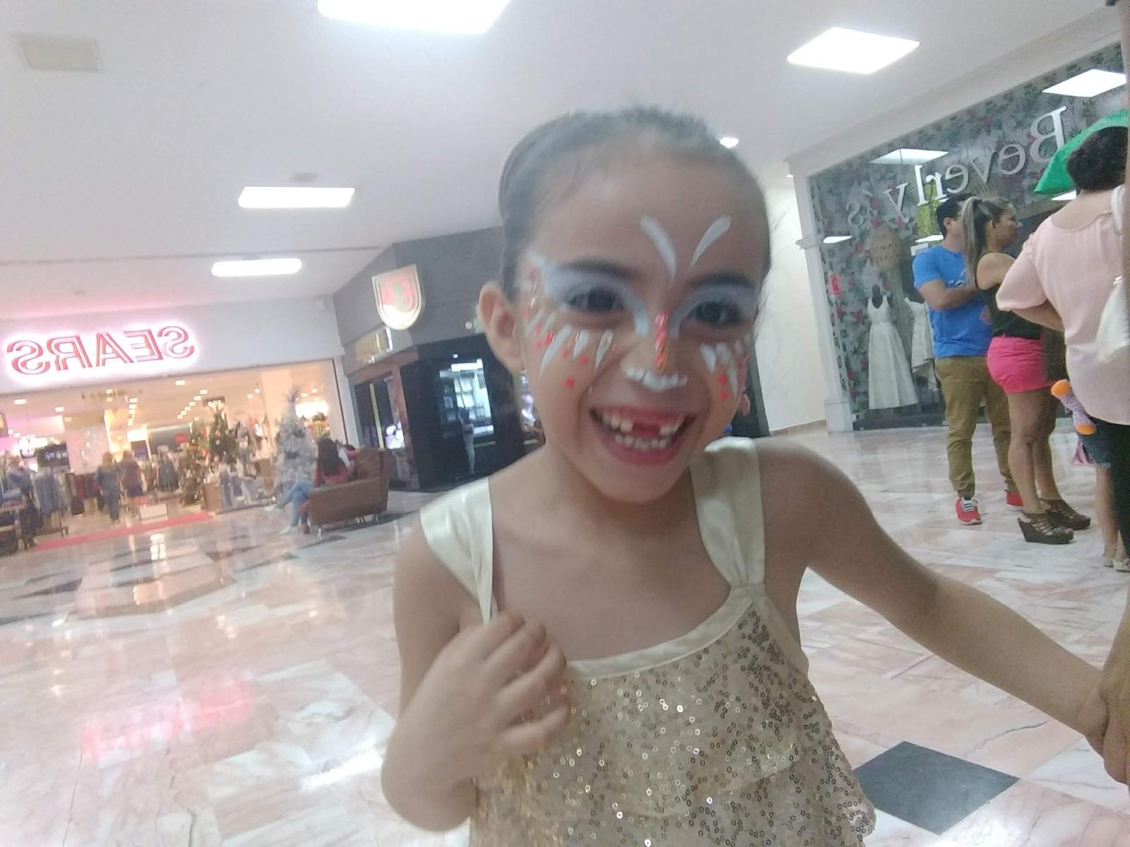 Elsa de niña con pintura en el rostro