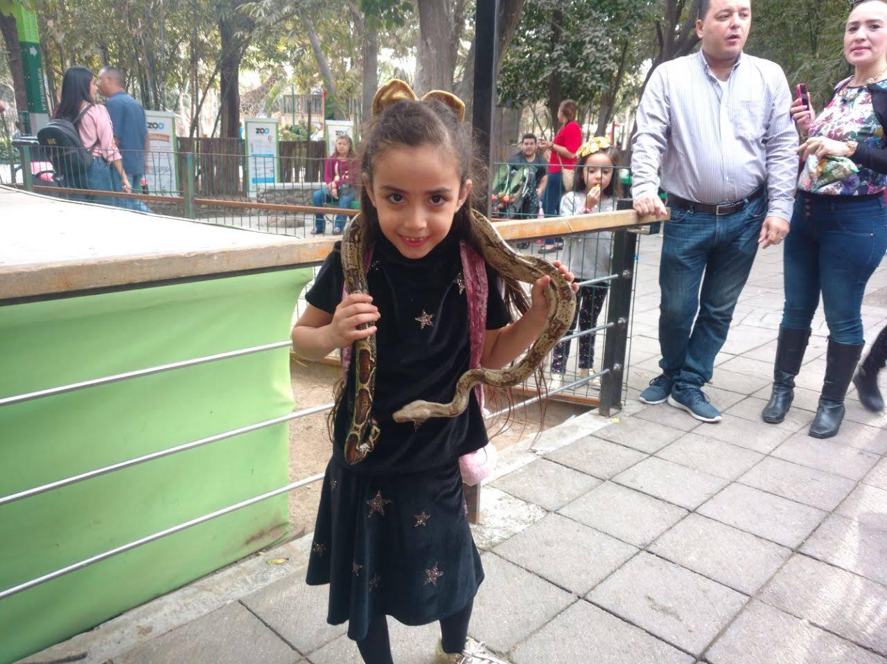 Elsa de niña cargando una serpiente