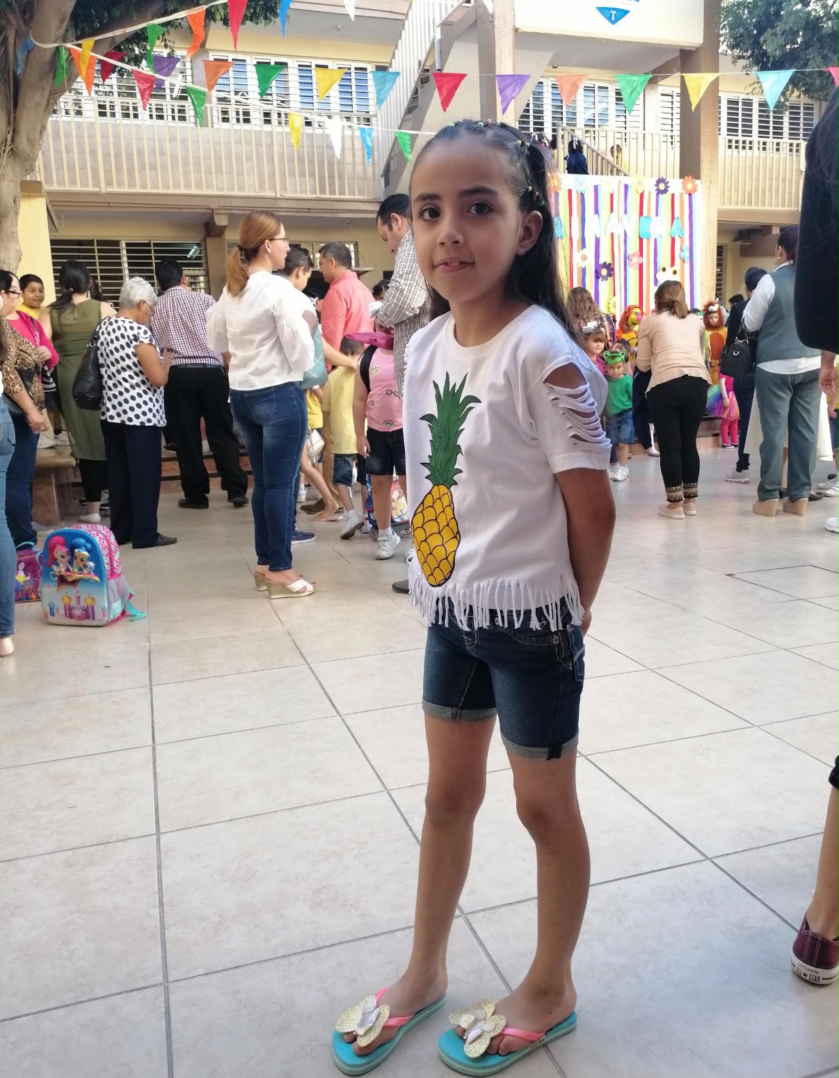 Elsa de niña en una celebración escolar