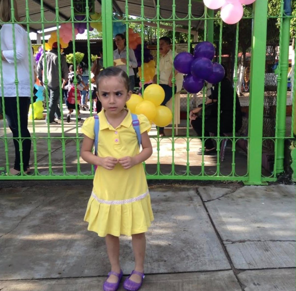 Elsa en sus primeros años con vestido amarillo