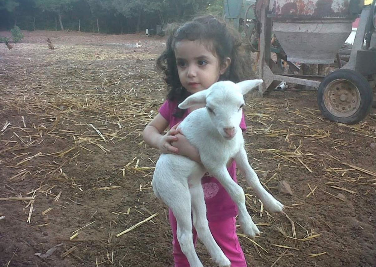 Elsa de pequeña cargando un borreguito