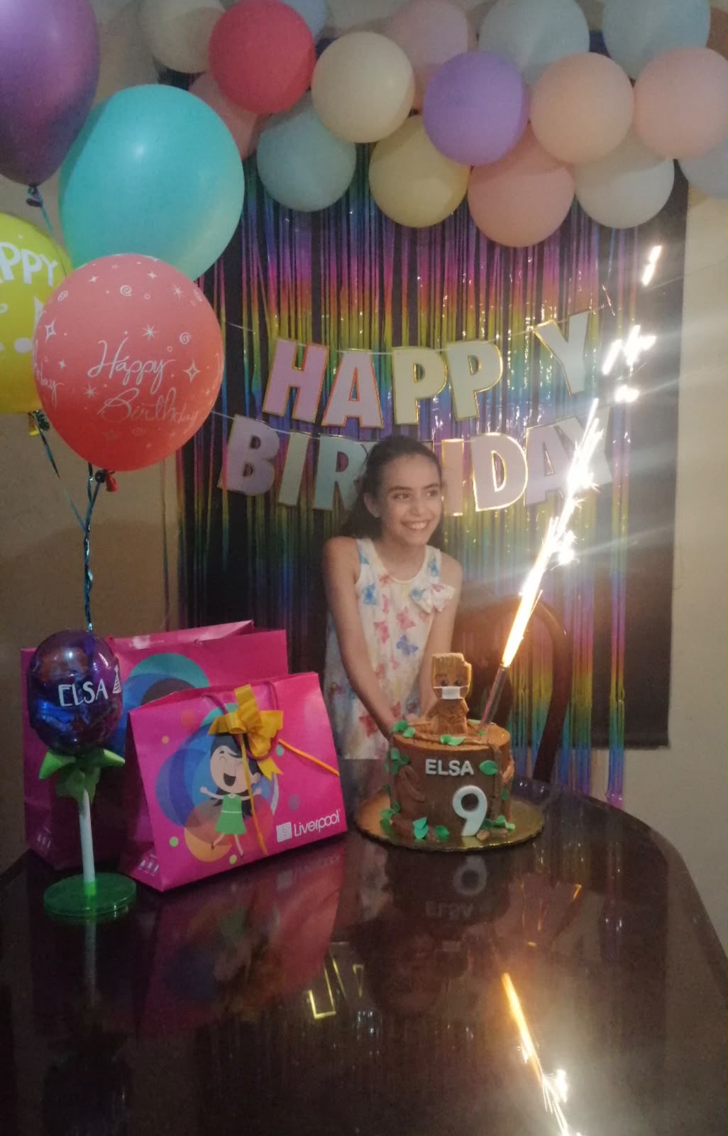 Elsa celebrando sus nueve años