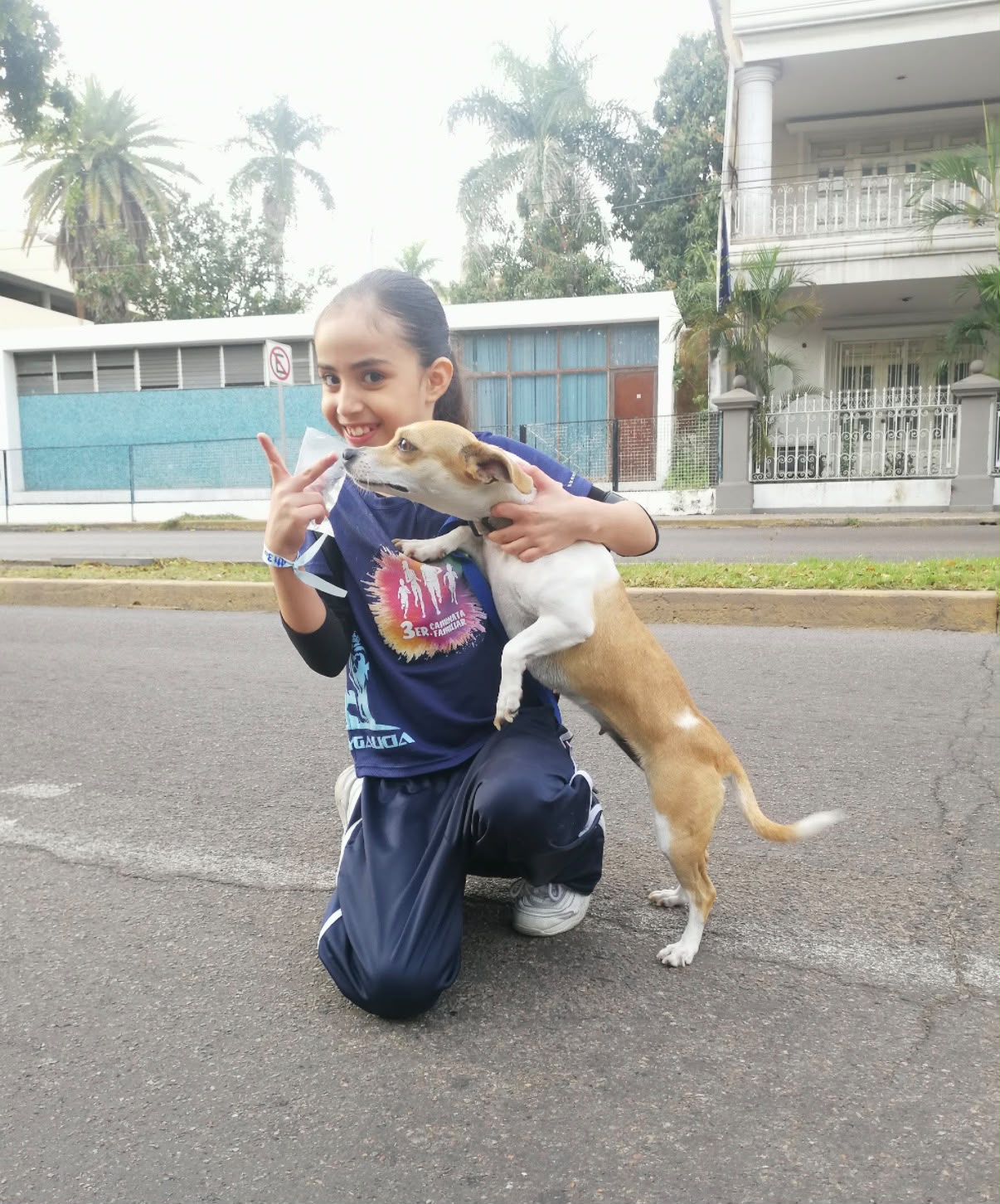 Elsa abrazando a un perro