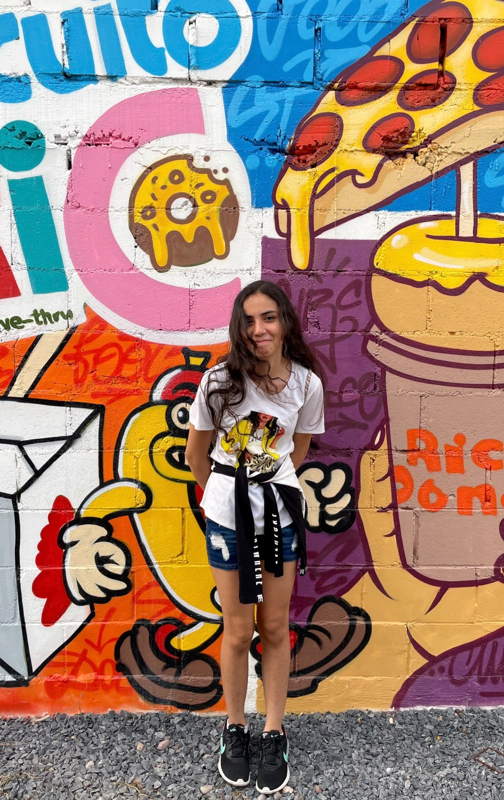 Elsa frente a un mural colorido