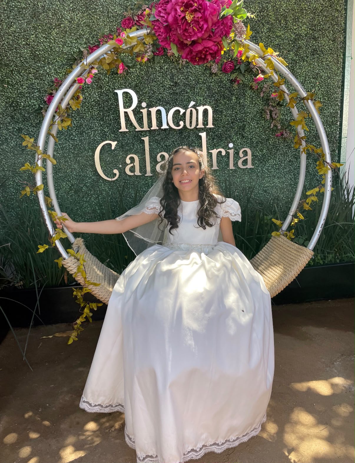 Elsa con vestido blanco en una celebración